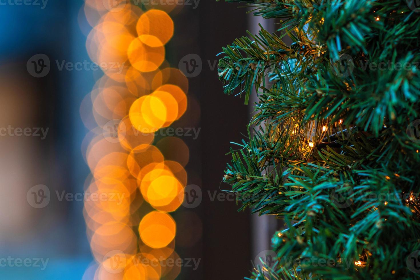 cerca de la foto. adornos navideños y luces. foto