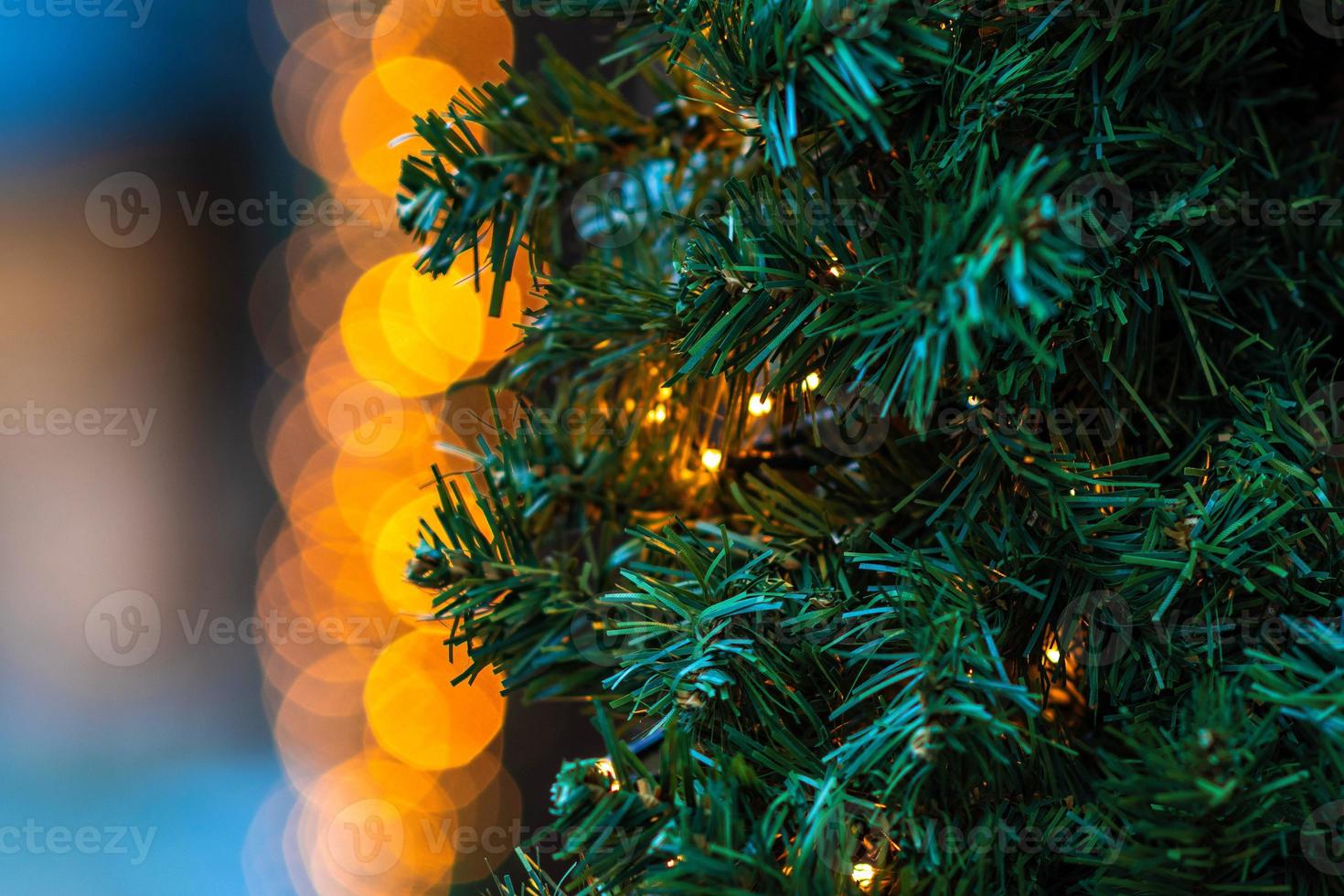 cerca de la foto. adornos navideños y luces. foto