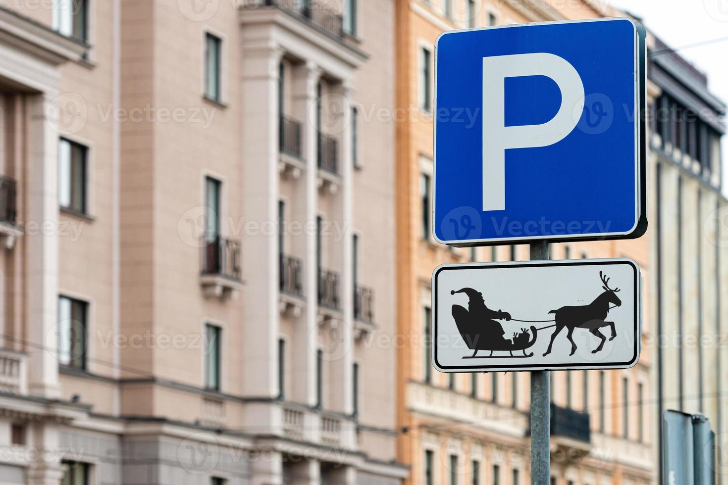 Una señal de estacionamiento para santa reno y trineo, año nuevo - concepto de Navidad - imagen foto