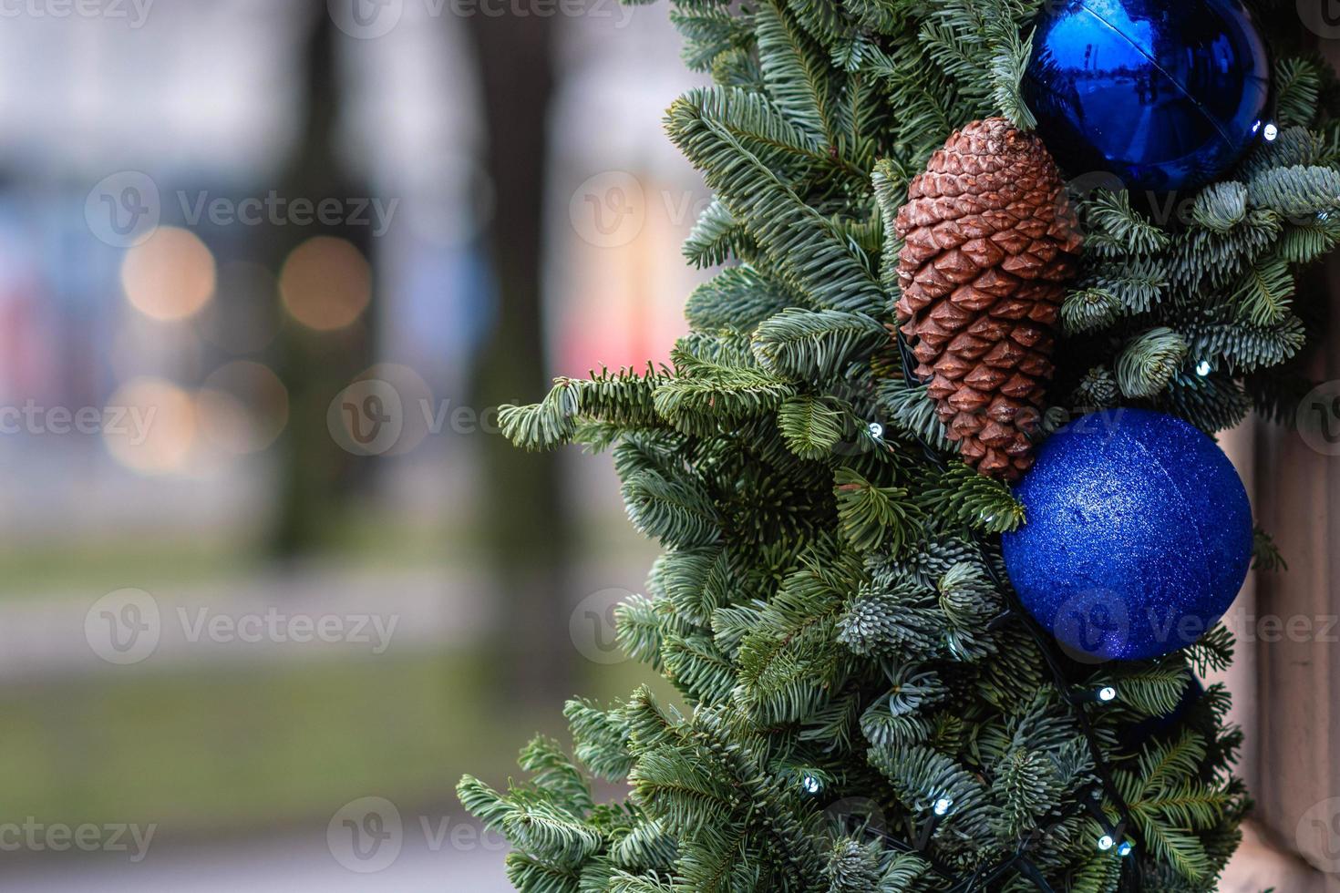 cerca de la foto. adornos navideños y luces. foto