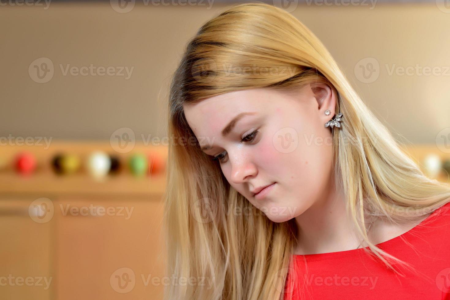 retrato de una joven rubia con un vestido rojo. foto