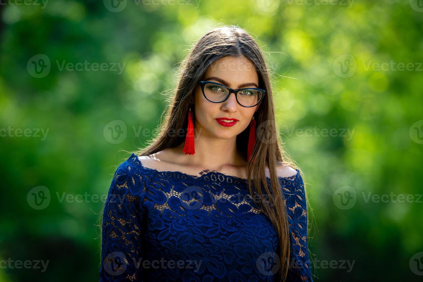 retrato de mujer joven en el parque. poca profundidad de campo - imagen foto