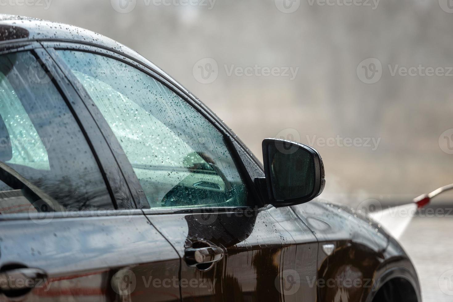 Autoservicio de lavado de autos sin toque. lavar con agua y espuma. foto