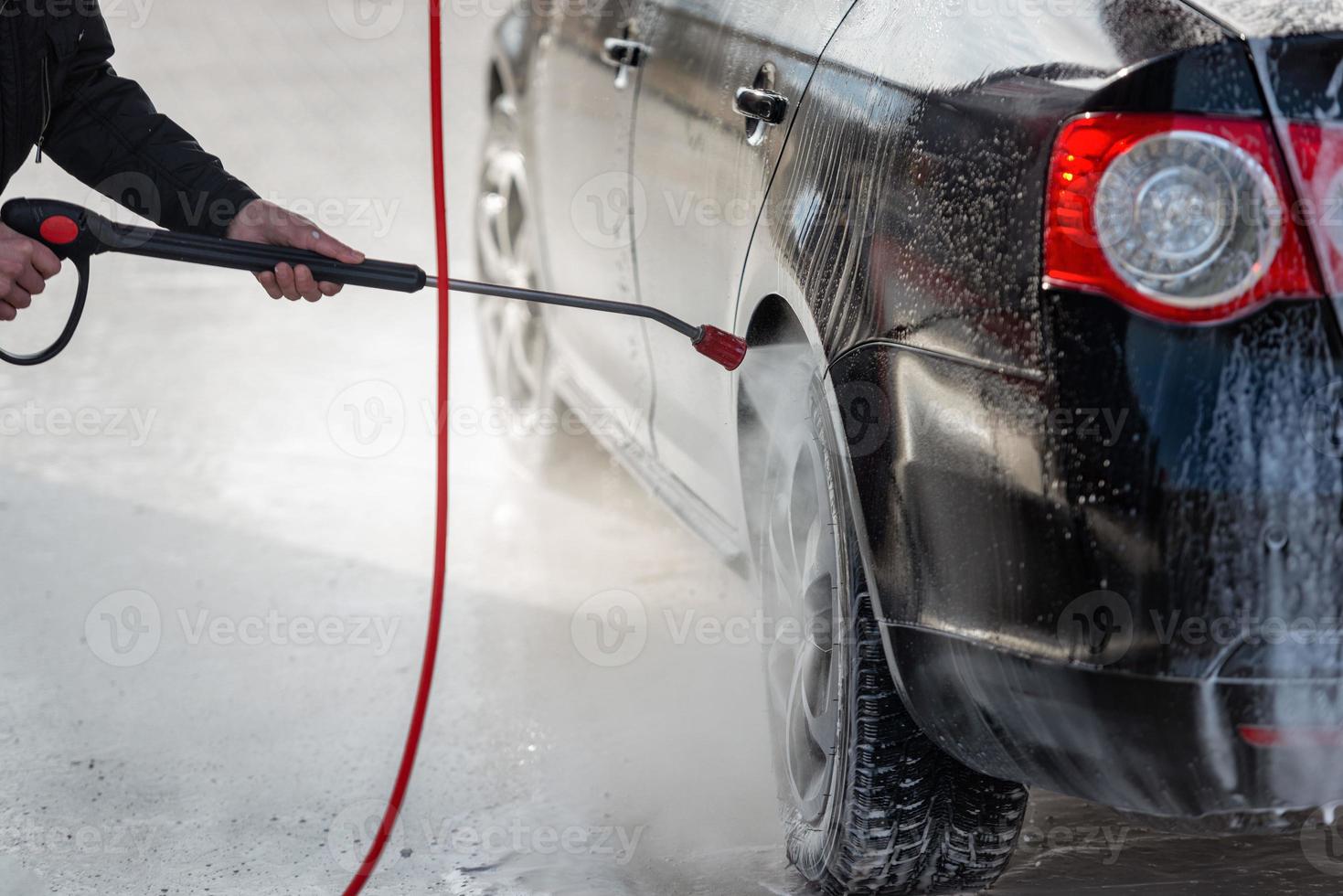 Autoservicio de lavado de autos sin toque. lavar con agua y espuma. foto