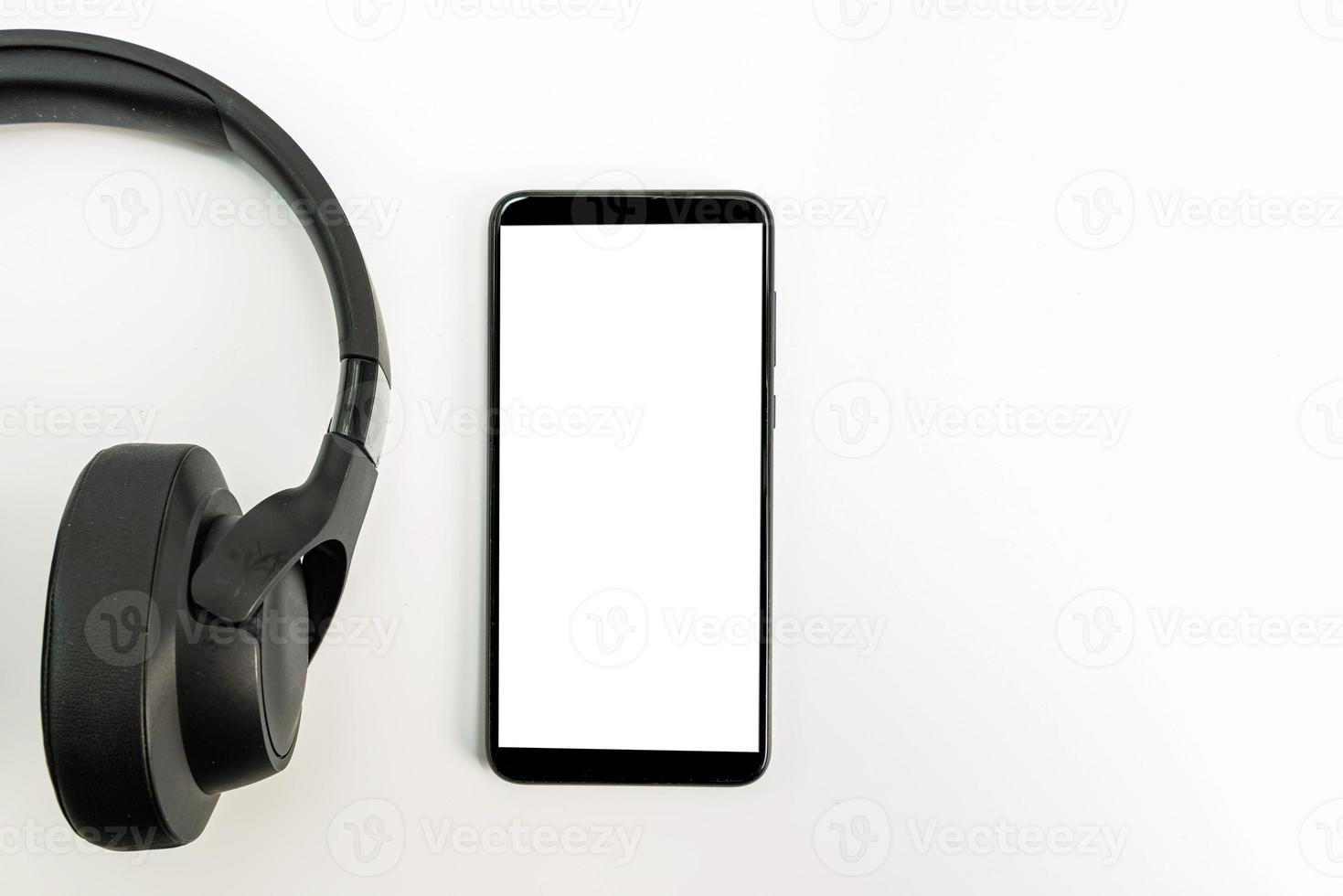 Auriculares con tecnología bluetooth sobre fondo blanco. foto