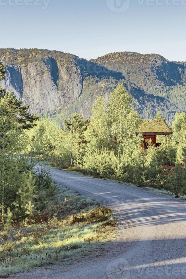 amanecer de la mañana con montañas cabañas naturaleza bosque paisaje nissedal noruega. foto