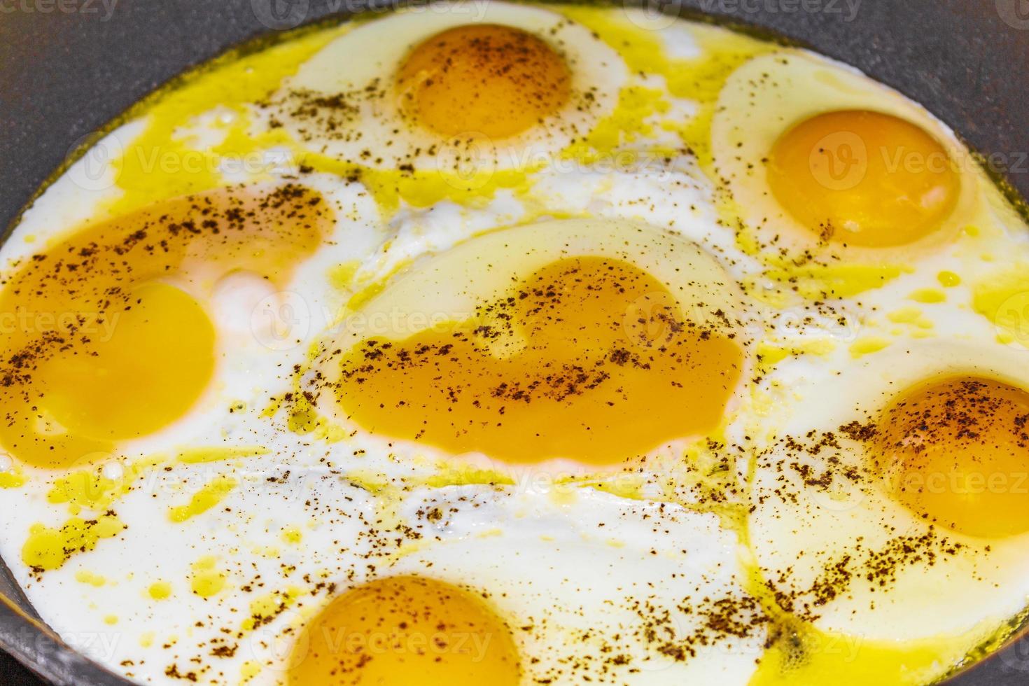 freír los huevos y hacer huevos fritos en la sartén. foto