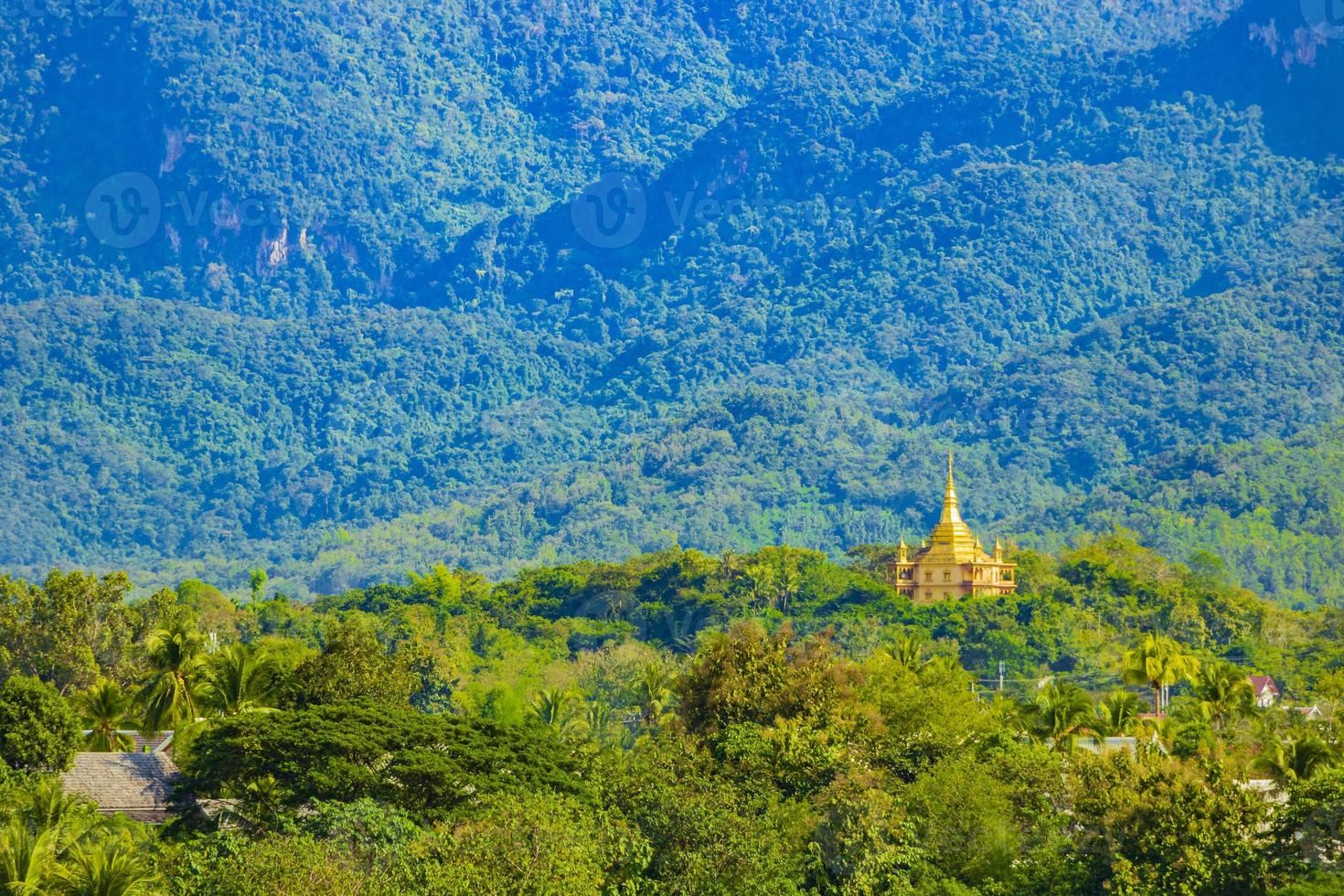 panorama del paisaje de luang prabang laos con el templo de wat phol phao. foto