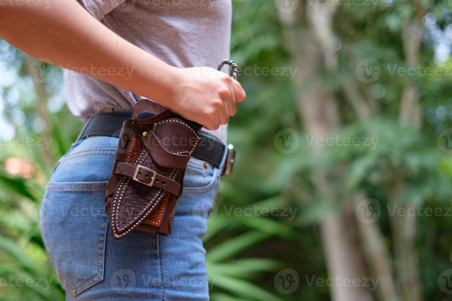 mujer sosteniendo un cuchillo en el fondo borroso foto