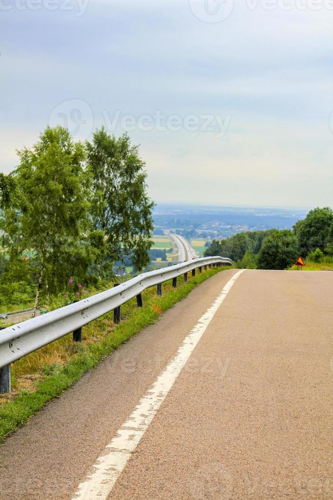 carretera desde el área de descanso hasta la autopista en Suecia. foto