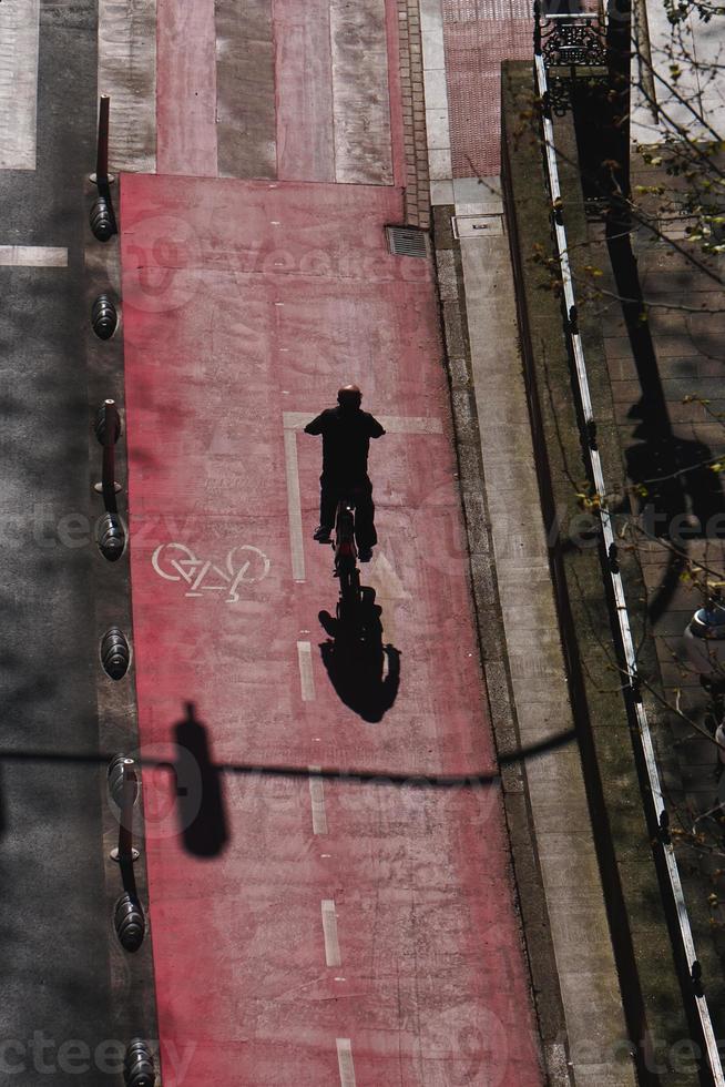 Ciclista en la pista de bicicletas en la ciudad de Bilbao España foto