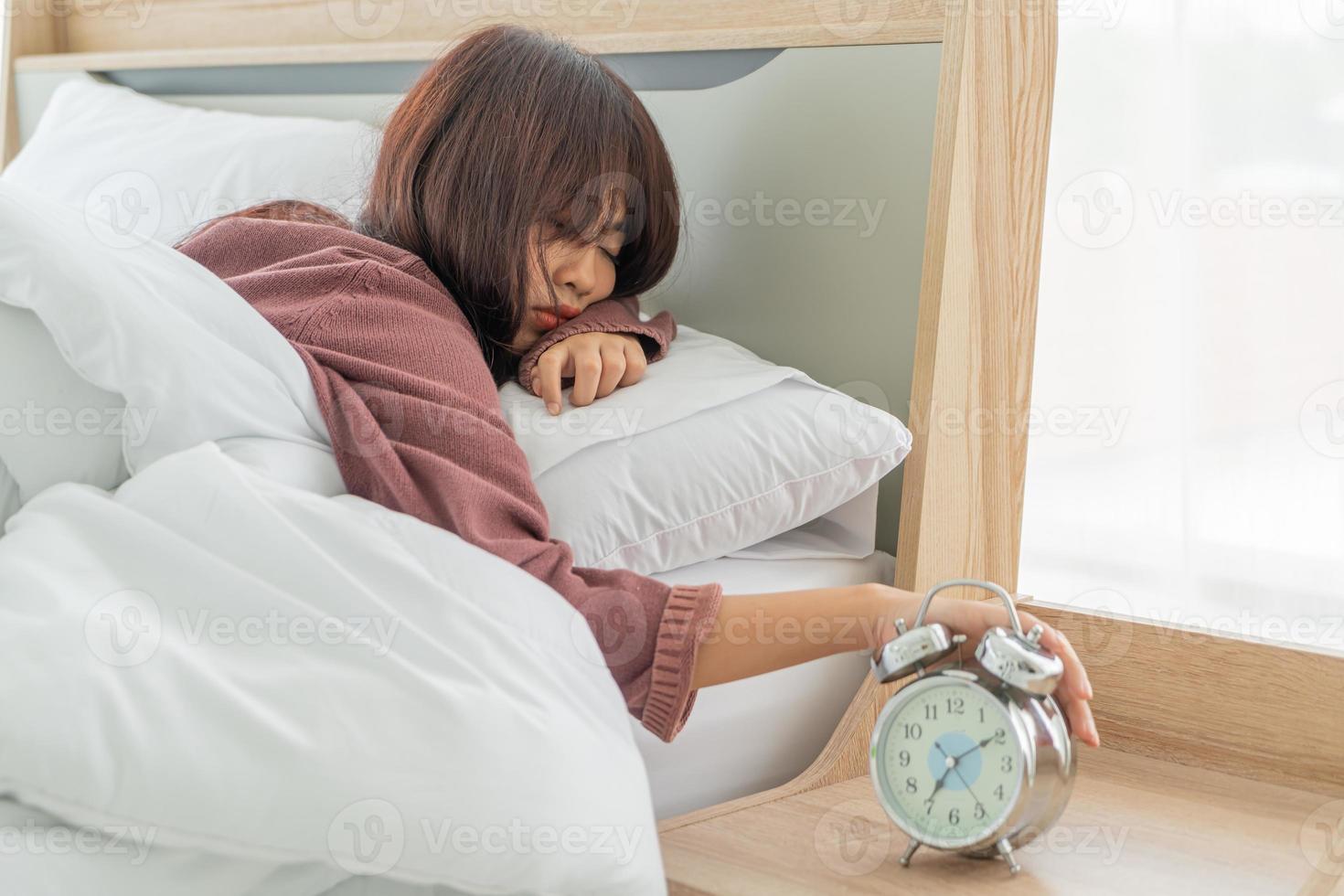 Mujer asiática en la cama y despertarse por la mañana foto