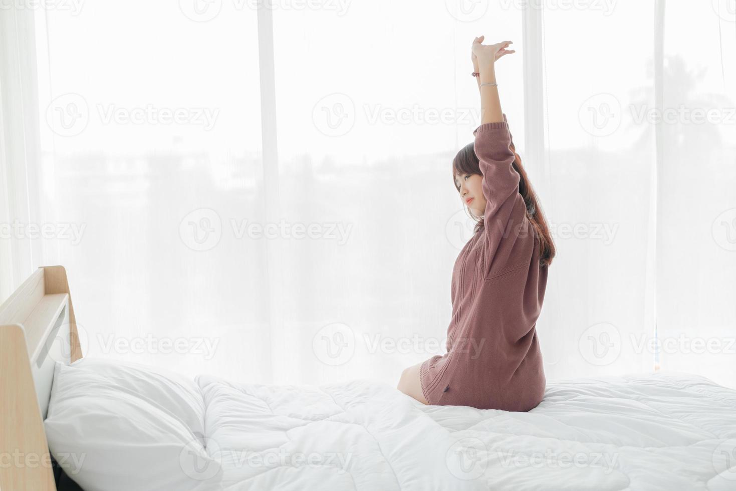 Mujer asiática en la cama y despertarse por la mañana foto