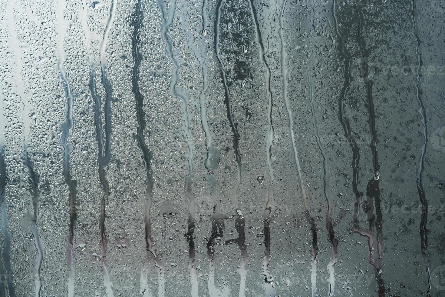 Gotas de lluvia sobre fondo de cristales de ventana foto