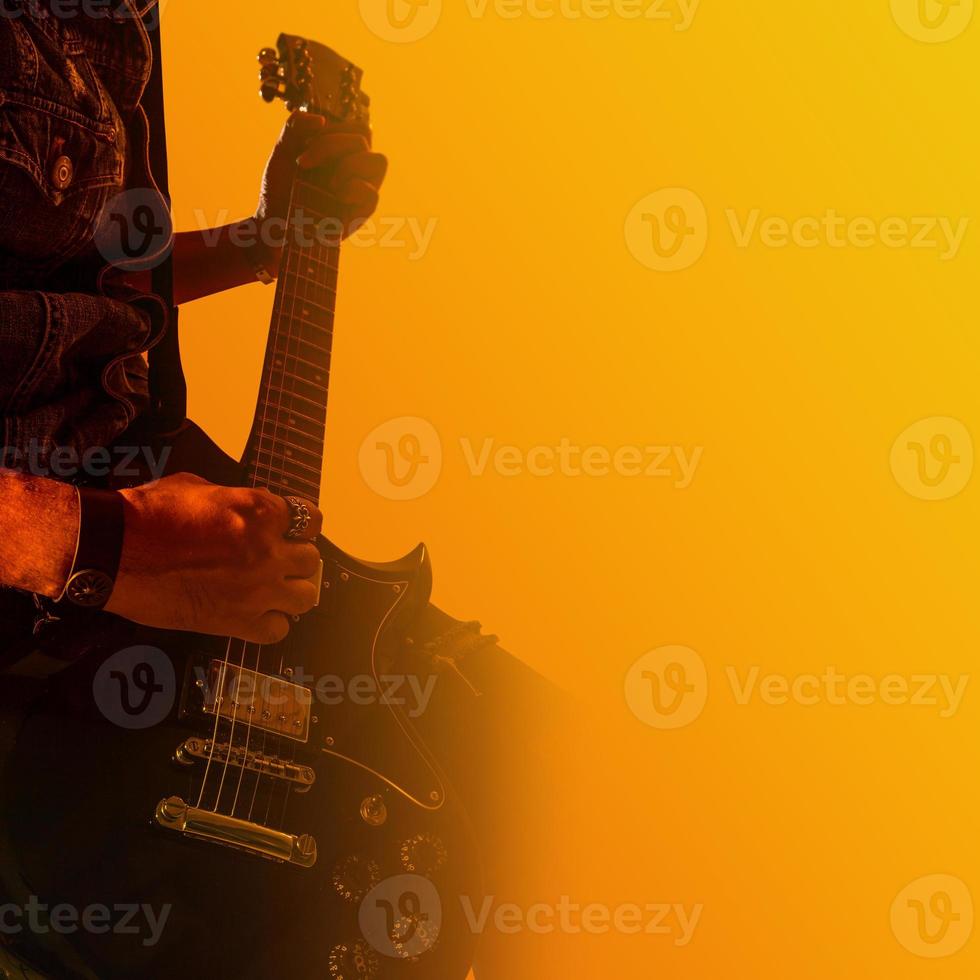 músico, guitarrista, silueta, de, guitarrista, en el escenario foto