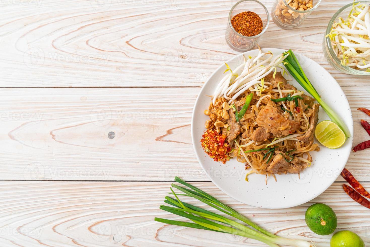 Fideos de arroz salteados con cerdo al estilo asiático foto