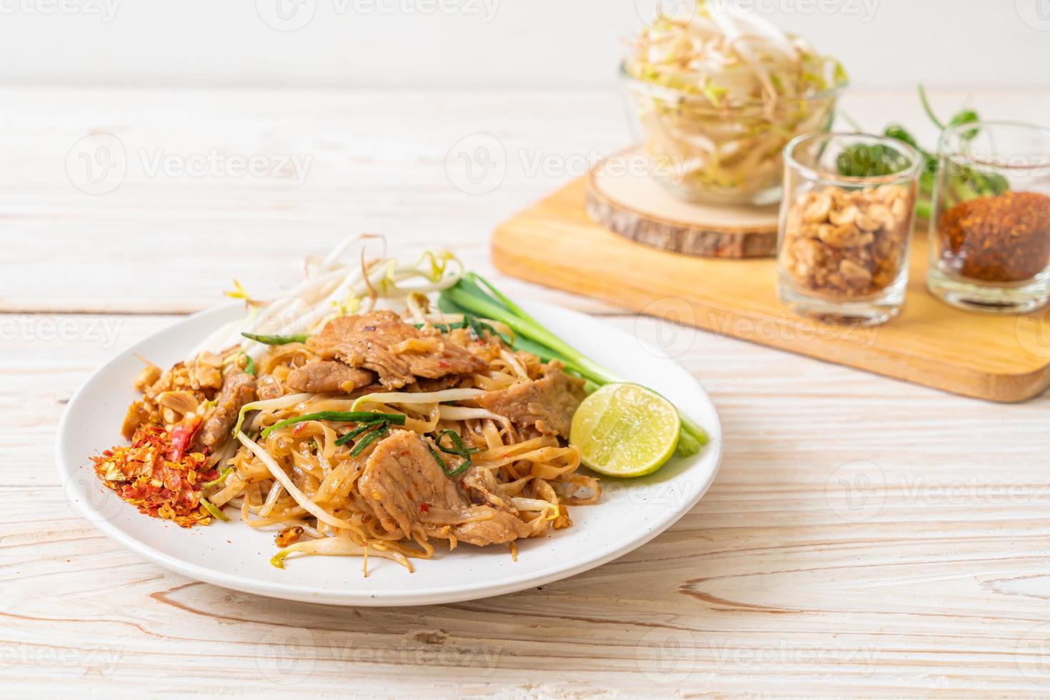 Fideos de arroz salteados con cerdo al estilo asiático foto
