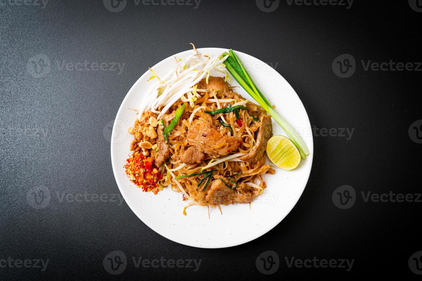 Fideos de arroz salteados con cerdo al estilo asiático foto