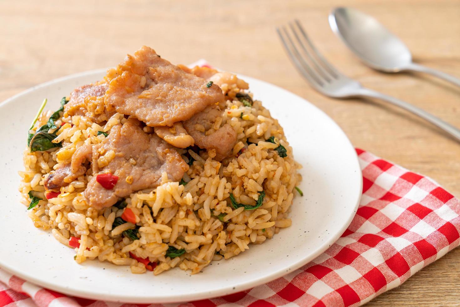 Arroz frito con albahaca tailandesa y cerdo - estilo de comida tailandesa foto