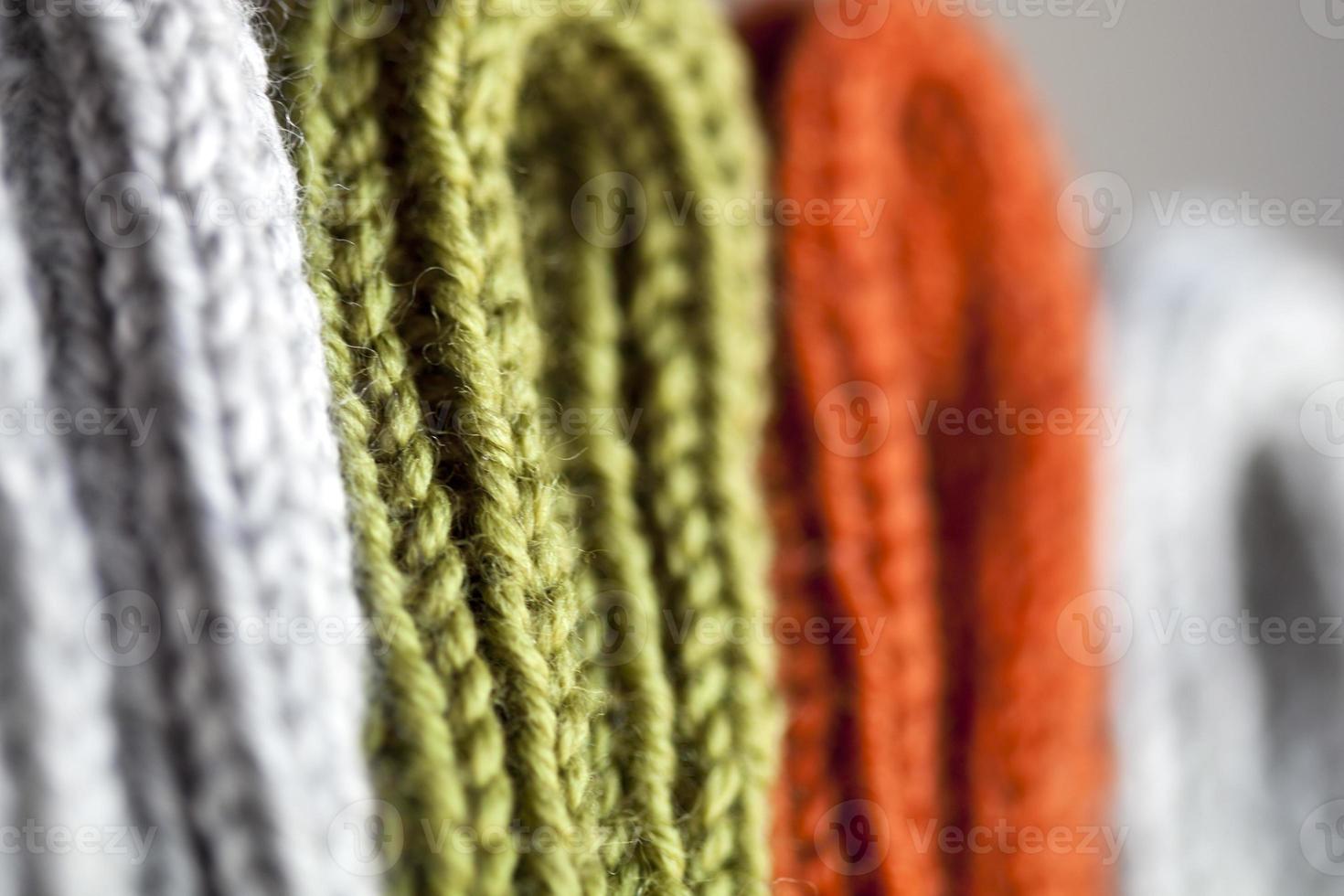 Textura de punto de lana naranja, verde y gris. foto