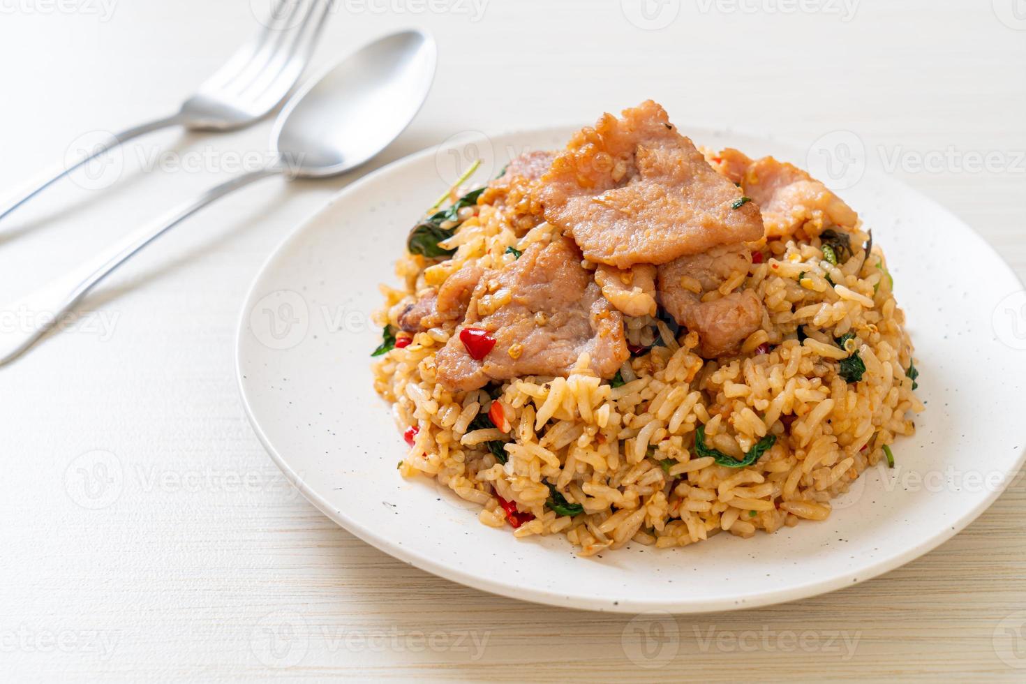 Arroz frito con albahaca tailandesa y cerdo - estilo de comida tailandesa foto