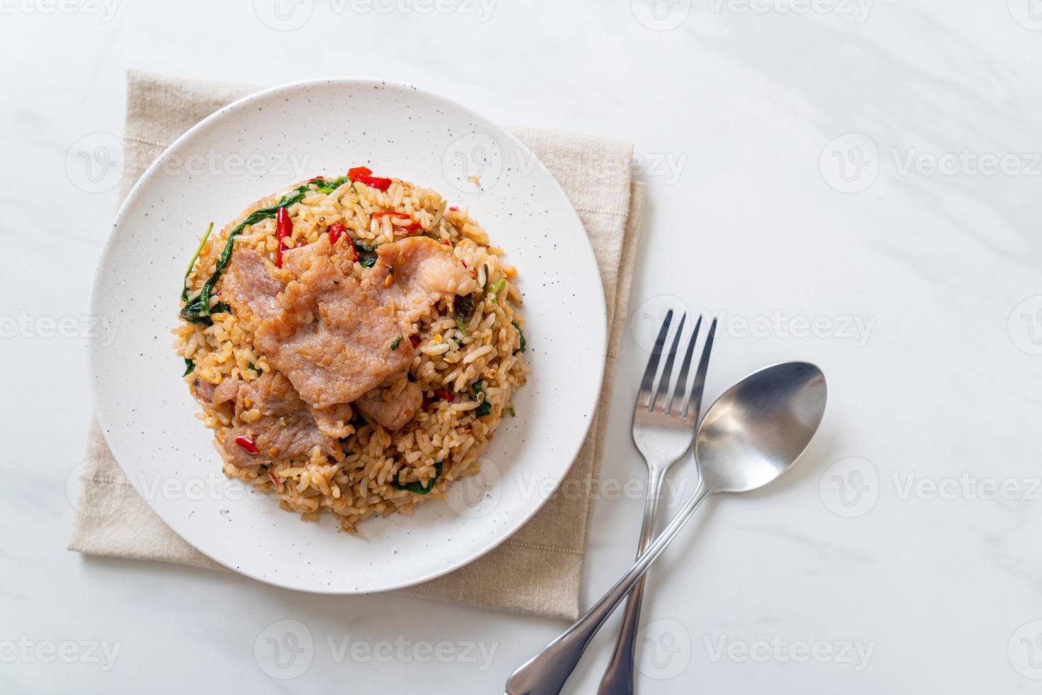 Arroz frito con albahaca tailandesa y cerdo - estilo de comida tailandesa foto