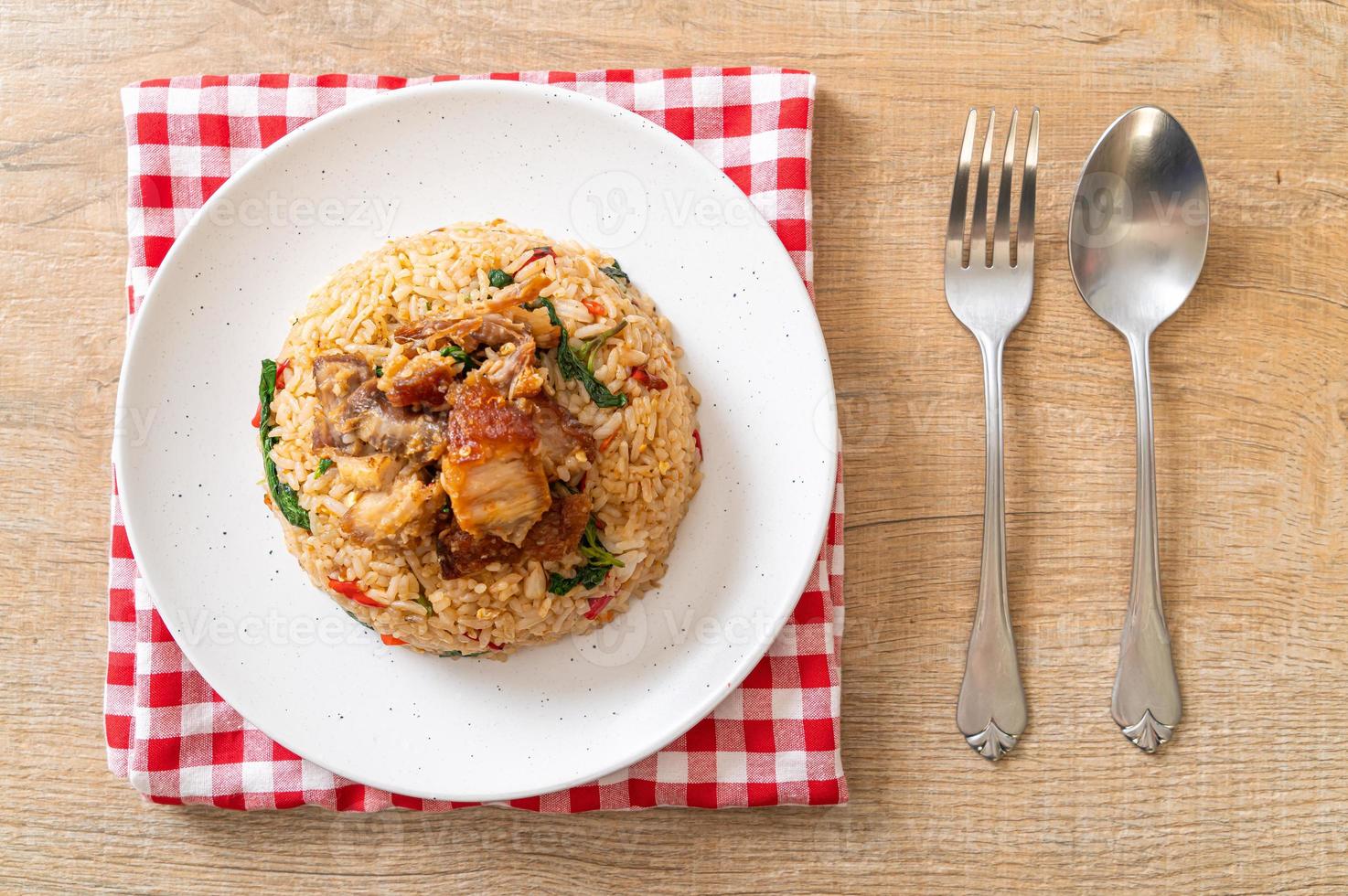 arroz frito con albahaca tailandesa y panceta crujiente - estilo de comida tailandesa foto