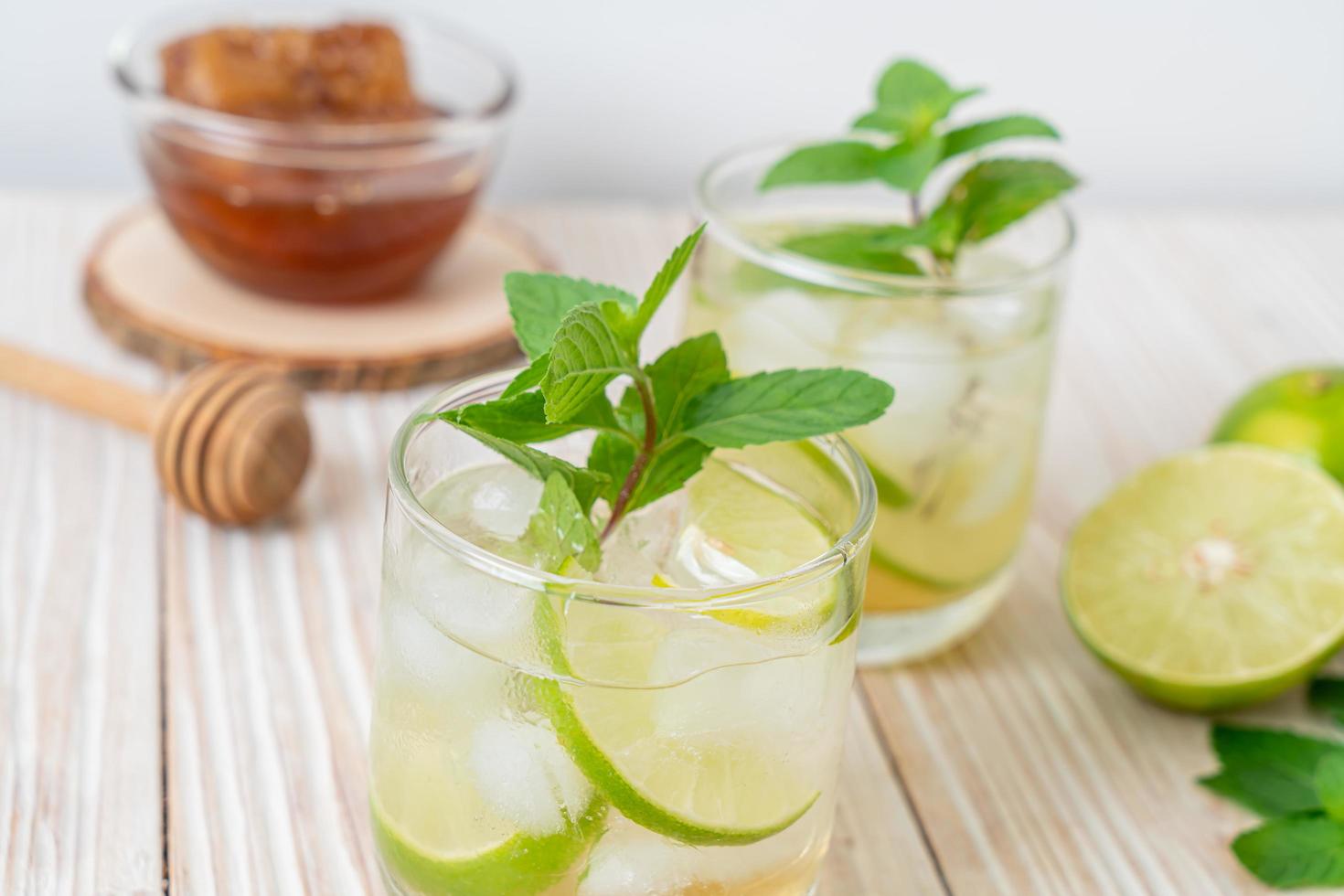 Miel helada y refresco de lima con menta - bebida refrescante foto