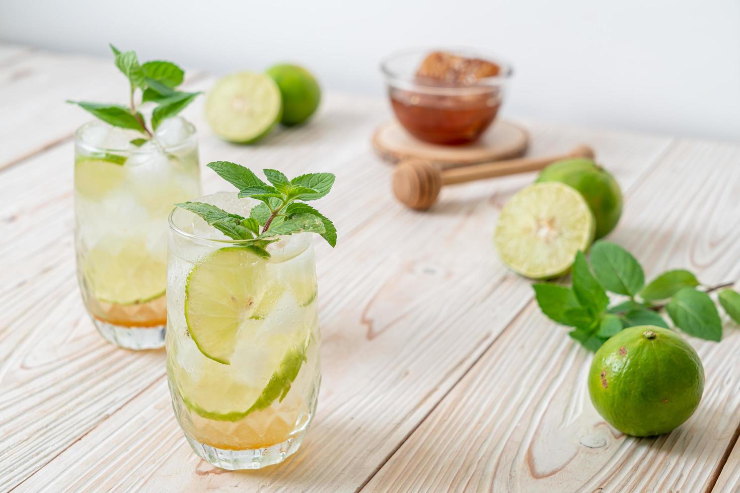 Miel helada y refresco de lima con menta - bebida refrescante foto