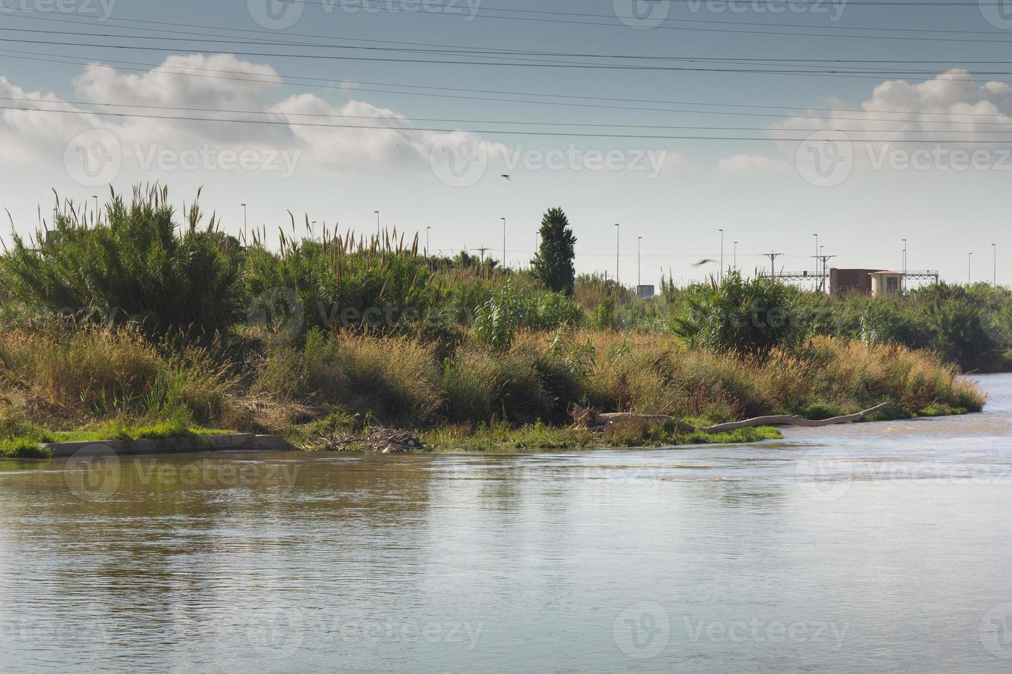 el río llobregat a su paso por la comarca del baix llobregat, cerca de la ciudad de barcelona. foto