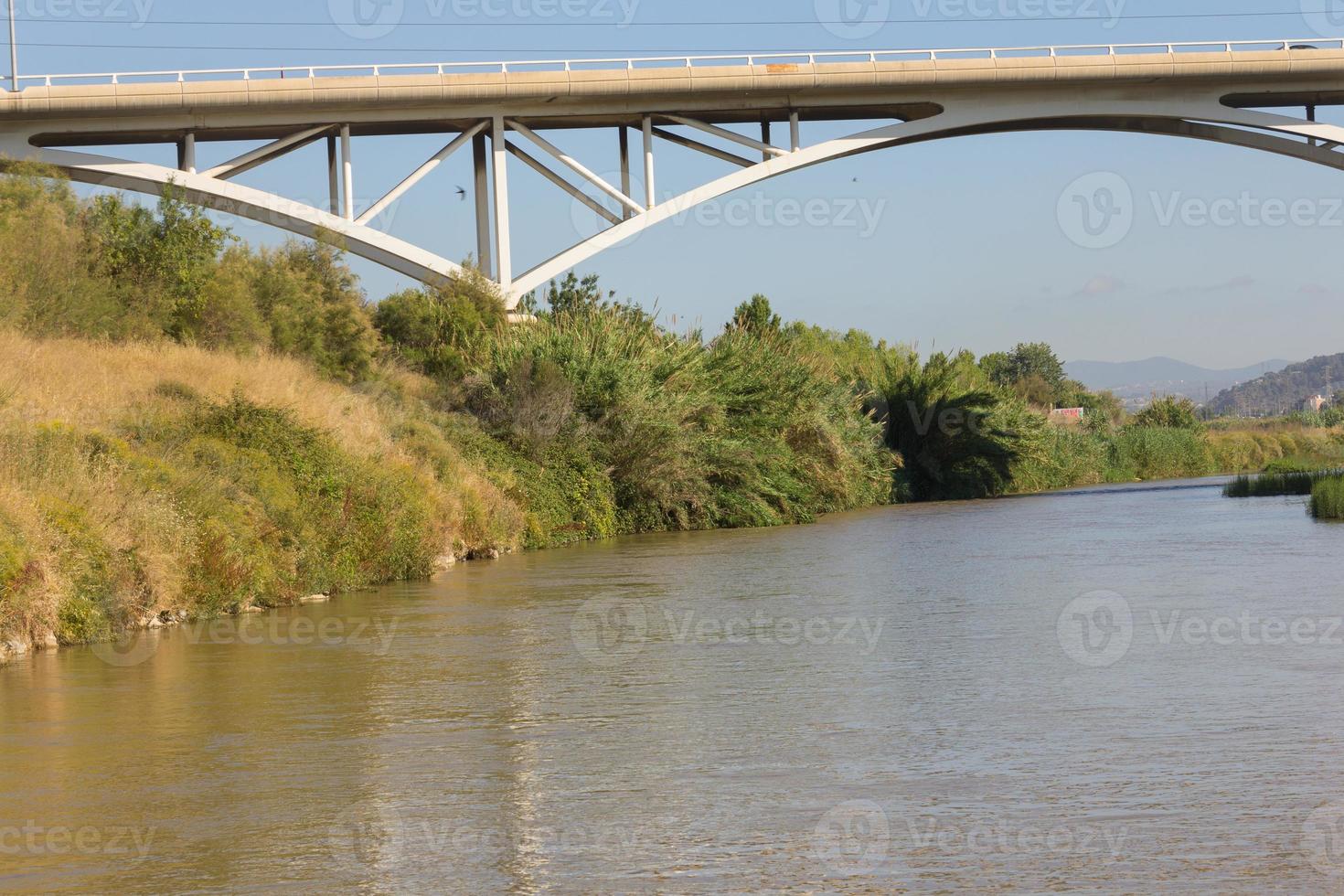 el río llobregat a su paso por la comarca del baix llobregat, cerca de la ciudad de barcelona. foto