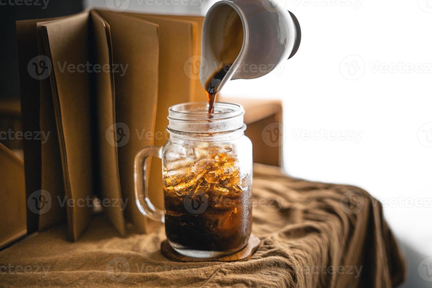 Café helado con leche con hielo en la mesa en casa foto