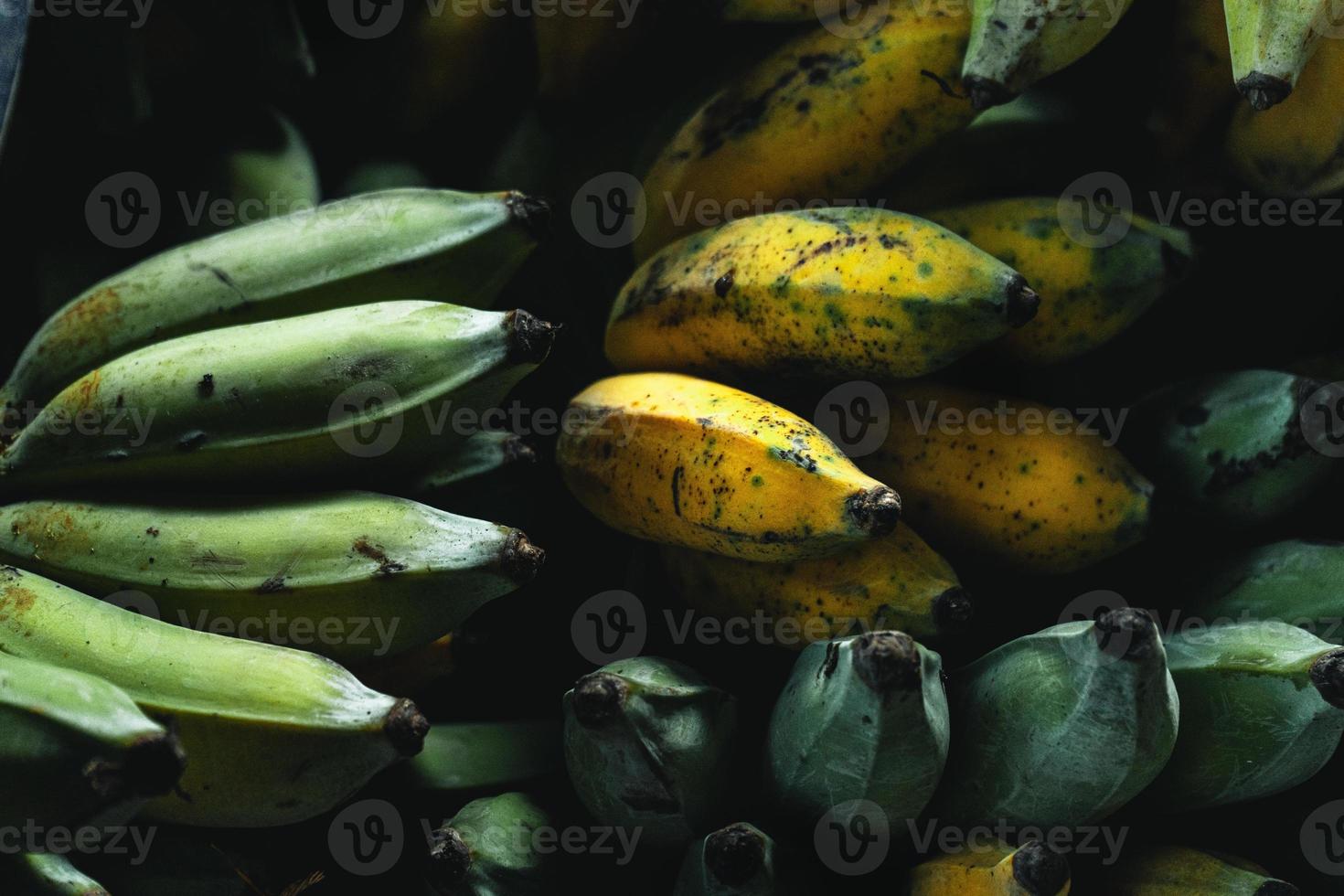 Primer plano de plátano verde amarillo cultivado plátano foto