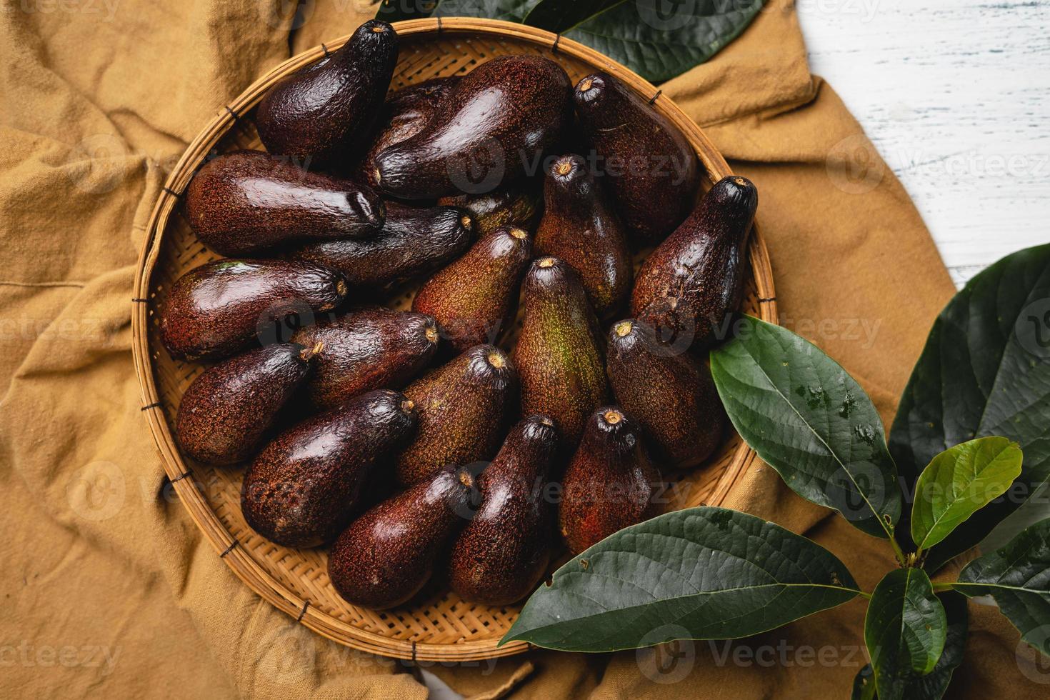 Aguacate en bandeja de madera comida sana foto