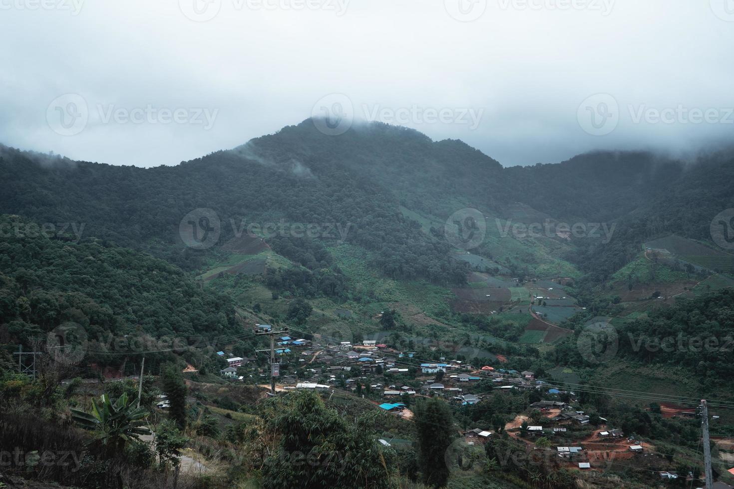 pueblo en las montañas en la selva tropical foto