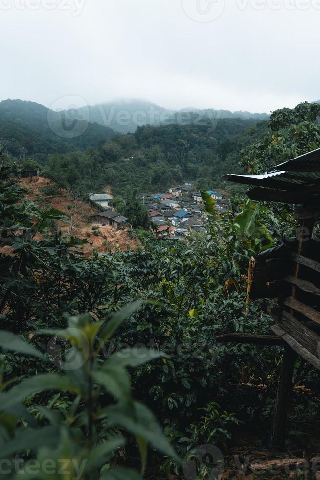 pueblo en las montañas en la selva tropical foto