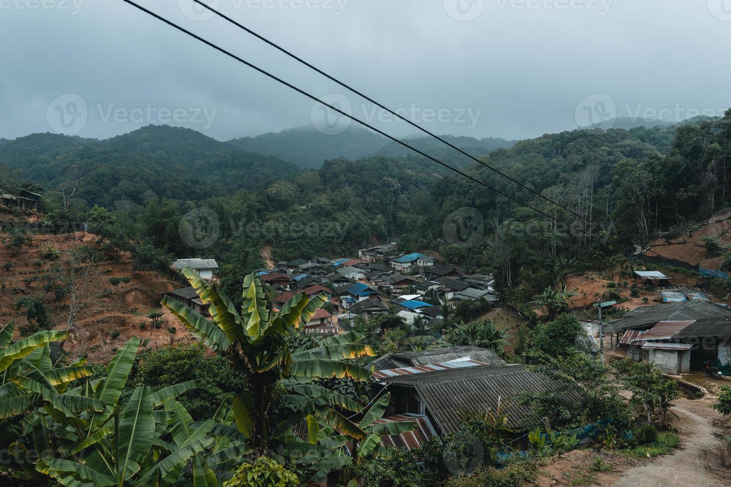 pueblo en las montañas en la selva tropical foto