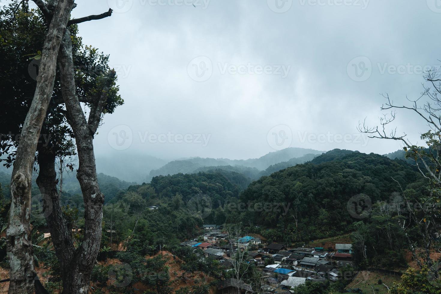 pueblo en las montañas en la selva tropical foto