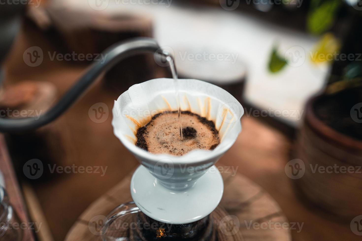 vertiendo agua caliente sobre un café de goteo foto