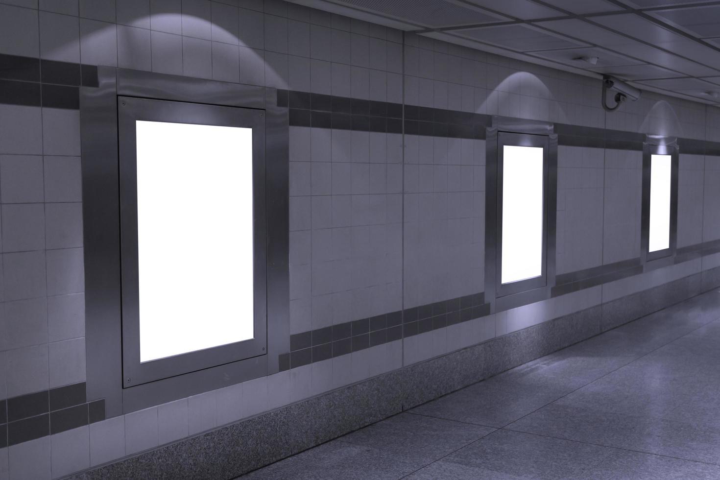 maqueta de cartelera en blanco en el metro foto