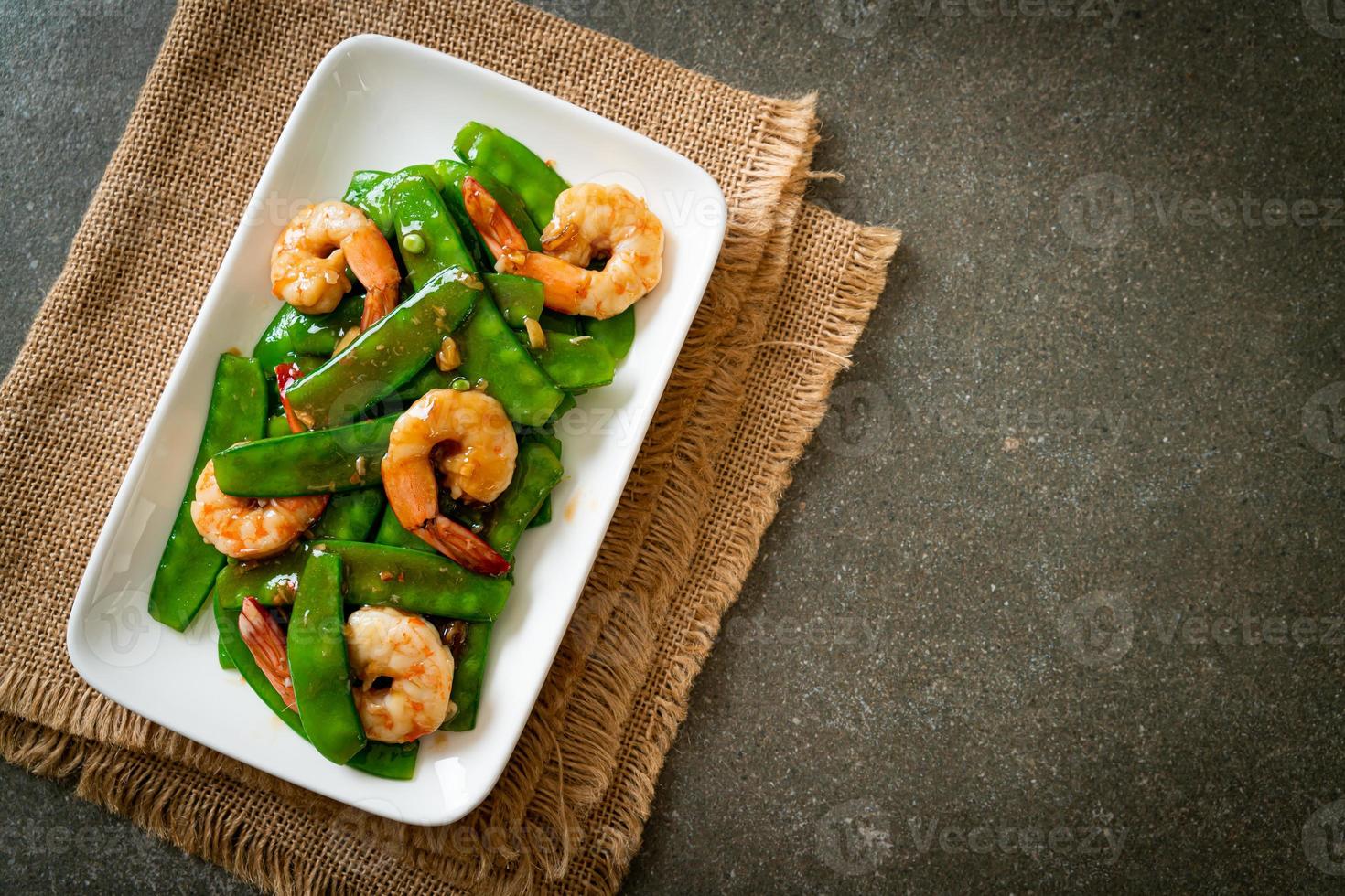 guisantes salteados con camarones foto