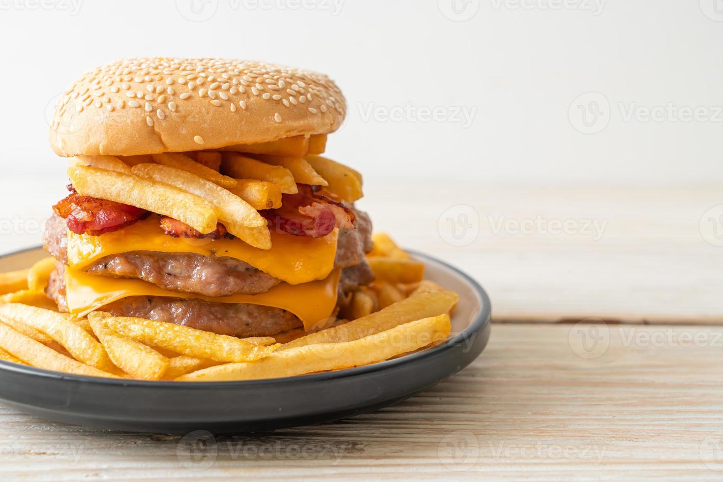 hamburguesa de cerdo o hamburguesa de cerdo con queso, tocino y papas fritas foto