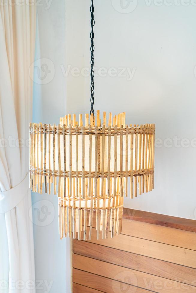 Hermosa decoración de lámpara colgante en la cama lateral en el dormitorio foto