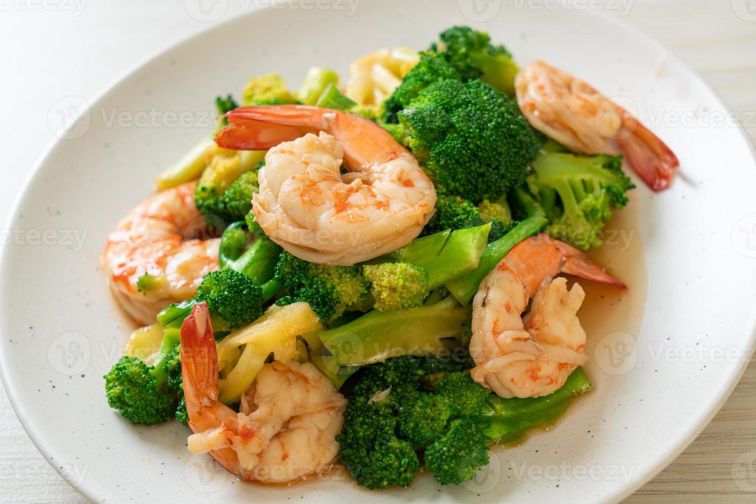 brócoli salteado con camarones - estilo de comida casera foto