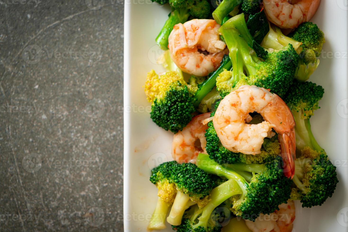 brócoli salteado con camarones - estilo de comida casera foto