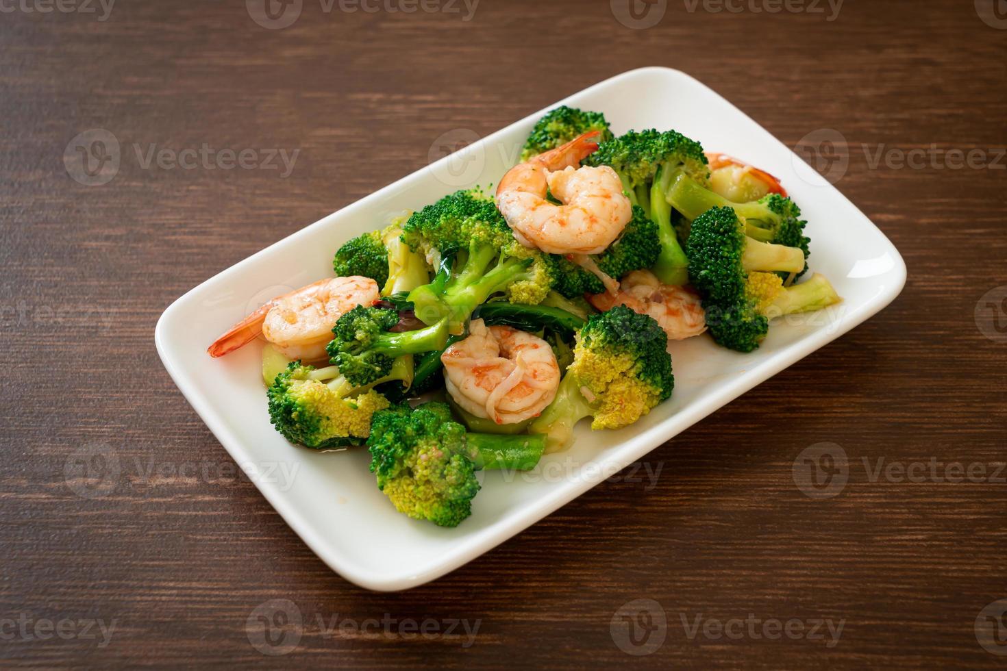 brócoli salteado con camarones - estilo de comida casera foto