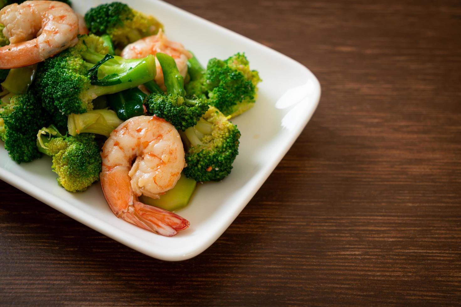 Stir-fried broccoli with shrimp - homemade food style photo