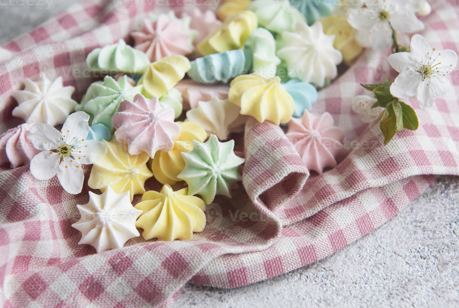 Close-up deliciosas galletas de merengue colores pastel foto