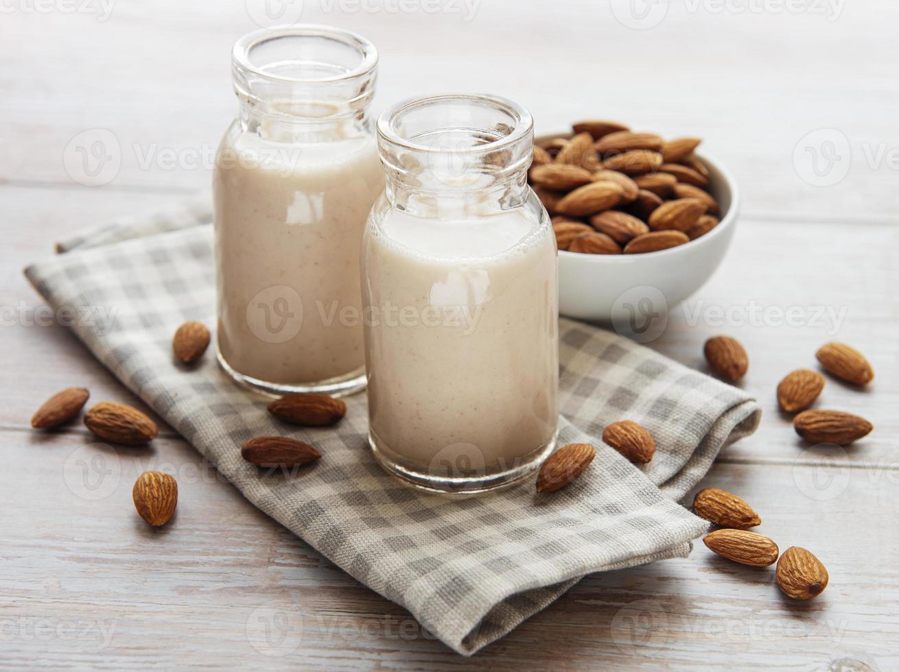 leche de almendras y almendras foto