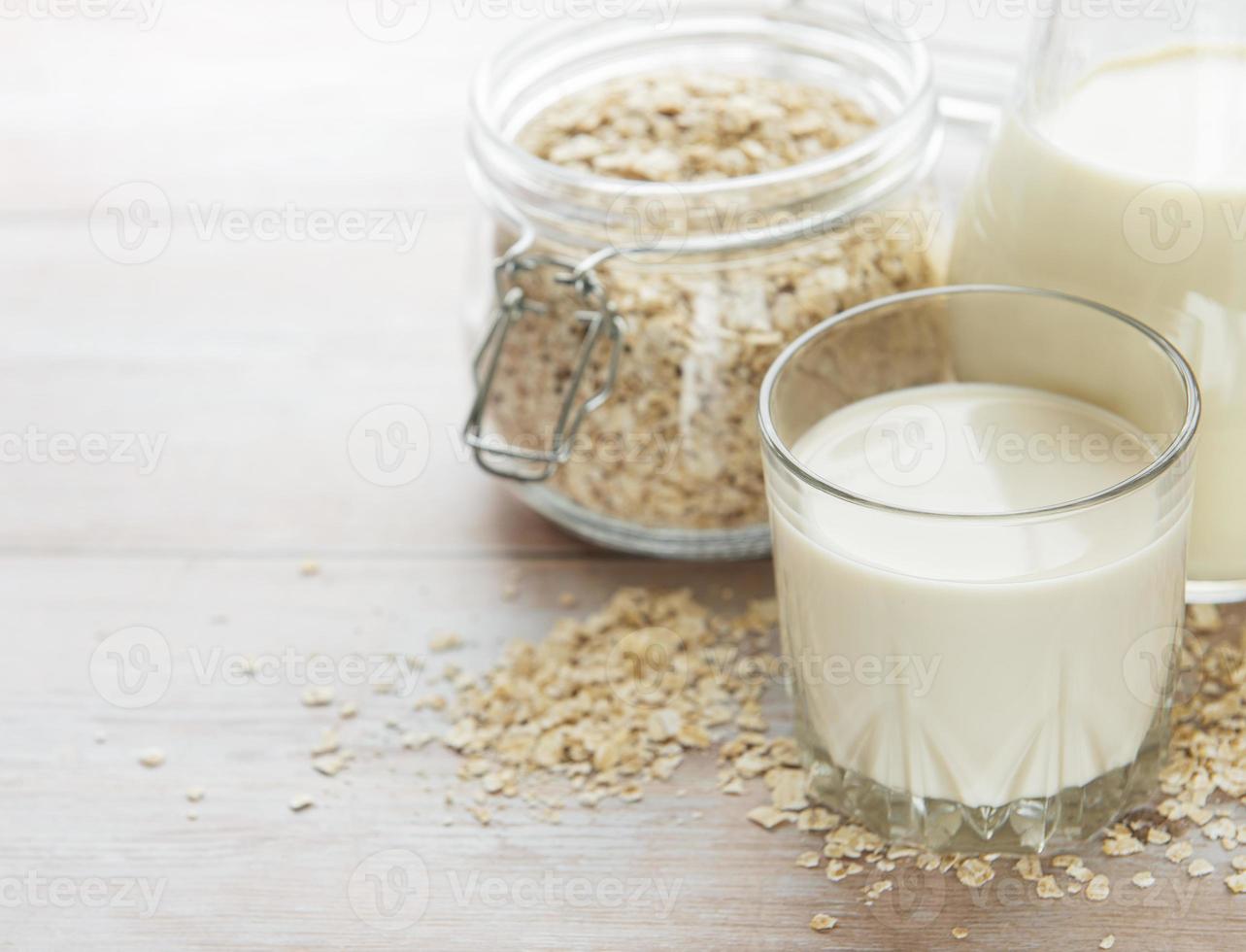 leche de avena vegana, leche alternativa no láctea foto